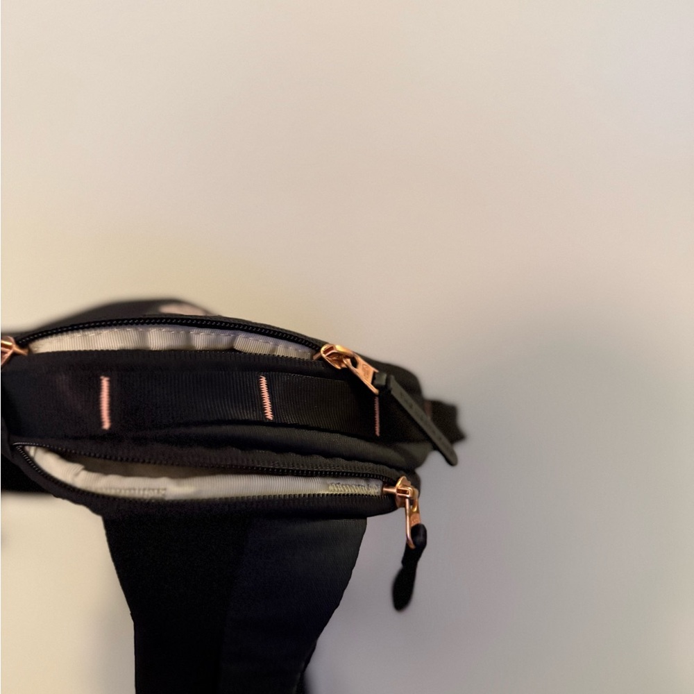 The North Face Isabella Sling Bag - Compact Everyday Carry - Picture 6 of 6
